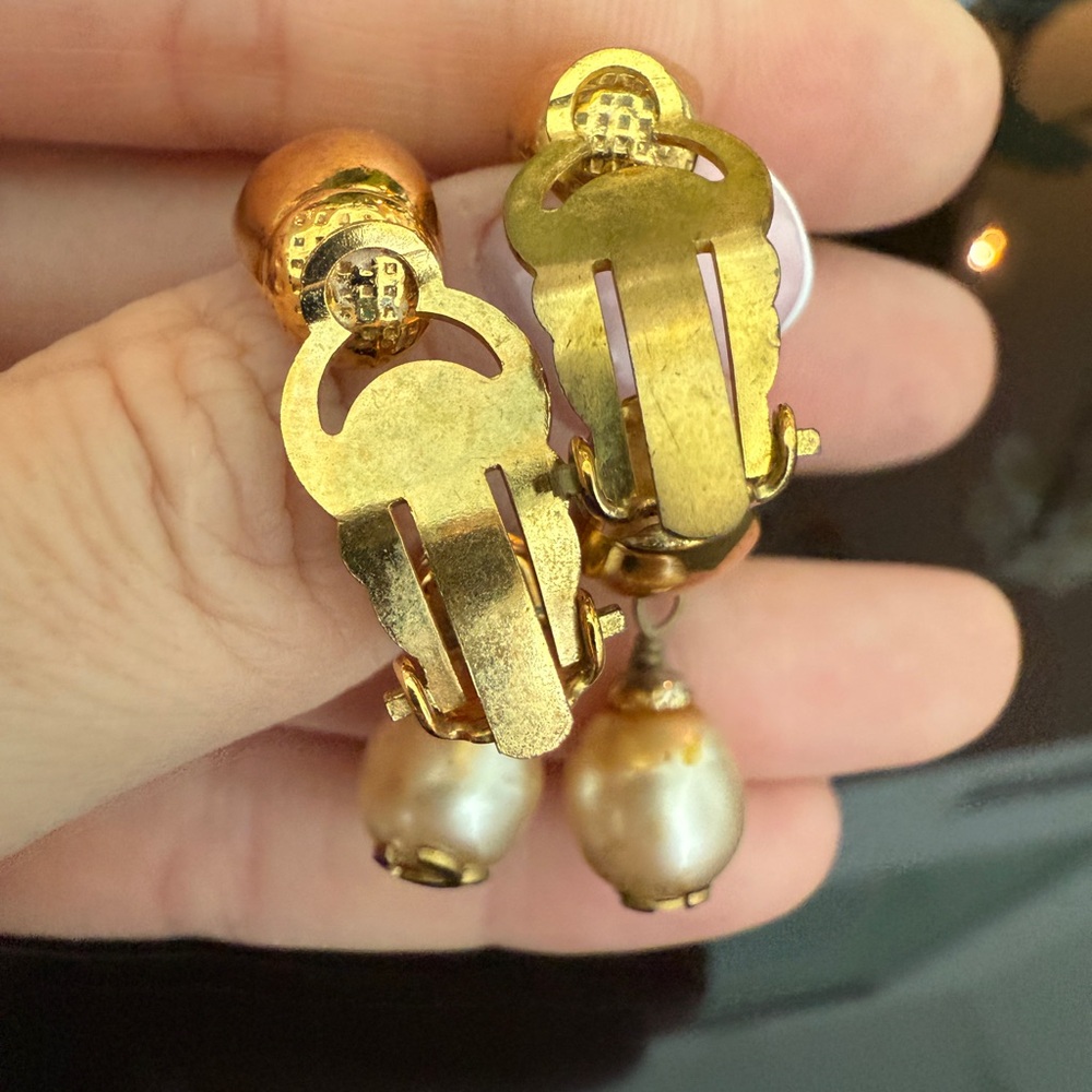 LOT 1734 24K gold plated CHANEL vintage hoop pearl CC clip on earrings - Picture 10 of 13